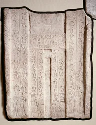 Falsche Tür aus dem Grab von Hemi-Re, Priesterin von Hathor (Kalkstein mit Pigment)