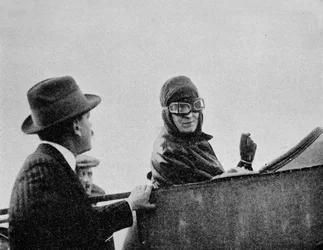 Miss Trehawke-Davies auf dem Beifahrersitz eines ihrer Bleriot-Eindecker, 1913