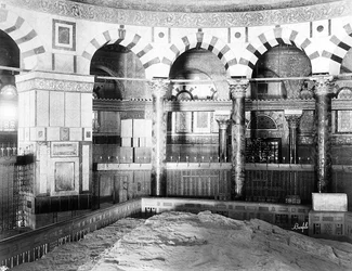 Innenansicht der Omar-Moschee in Jerusalem. Zwei Reihen von Säulen und Marmorsäulen umgeben den Felsen, der für Juden und Muslime heilig ist