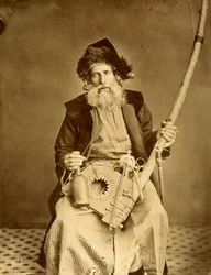 Libanesischer Kardierer mit seinen Arbeitswerkzeugen