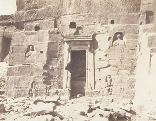 Kardâcy, Heiligtum, Nischen und Inschriften in den Steinbrüchen