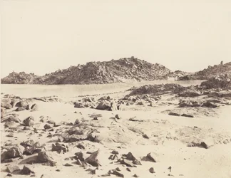 Première Cataracte, Granitberge bedeckt mit Sand