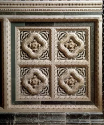 Detail der Marmorwand, die die Marmorkanzel stützt