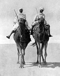 Zwei Araber reiten auf Kamelen in der Sahara, Afrika, 1936