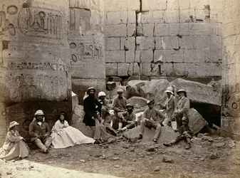 Gruppenfoto in der Säulenhalle, Karnak, Theben, 1862