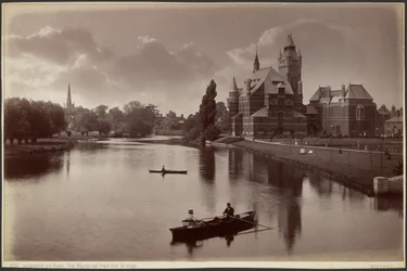 Stratford-upon-Avon. Das Denkmal von der Brücke aus