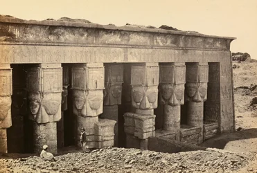 "Ägypten und Palästina": Fassade des Pronaos des römischen Tempels, der der Göttin Hathor in Dandara, Oberägypten, gewidmet ist