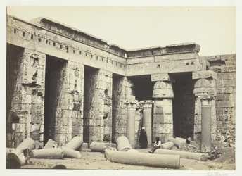 Innenhof von Medinet Habbo, Theben, 1857