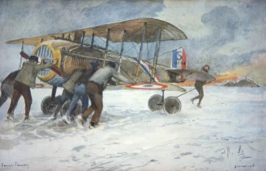 Bodenpersonal und Pilot schieben einen französischen SPAD-Jäger durch den Schnee zu einem Hangar, Januar 1918