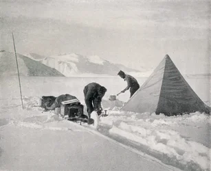 Schweres Schlittenfahren im Neuschnee vor Point Disappointment, Dezember 1911, 1913