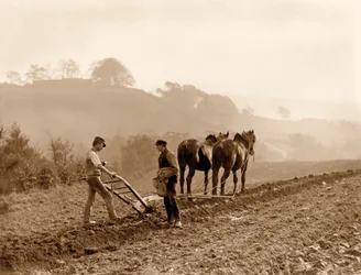 Bauern pflügen ein Feld auf dem Lealholm Hall Farm, Whitby