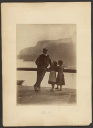 [Alter Mann und zwei Mädchen]