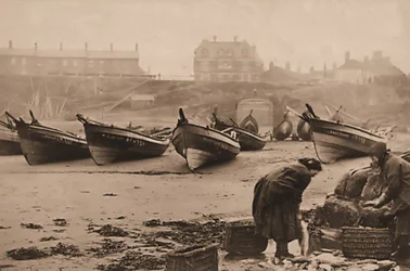 Frauen laden Fische in Körbe von den Fischerbooten, Whitby Hafen