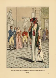 Modische Frau in der Skulpturengalerie im Louvre-Museum