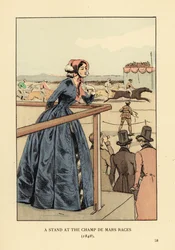 Frau beim Pferderennen auf der Rennbahn Champ de Mars. Sie trägt eine Haube und eine blaue Redingote über einem Reifrockkleid. Männer mit Zylinder und Frack. Eine Tribüne bei den Rennen auf dem Champ de Mars