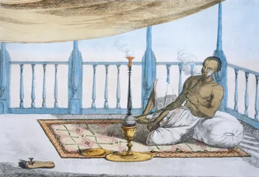 Mann raucht eine Wasserpfeife mit Haschisch oder Opium, aus 