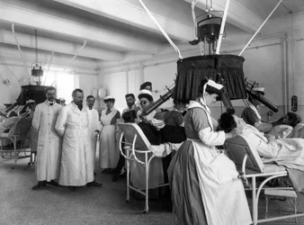 Ansicht eines Raumes des Pellizzari-Instituts in Florenz für physioradiotherapeutische Therapie, 1905