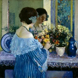 Mädchen in Blau arrangiert Blumen