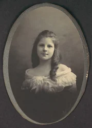 [Mädchen mit weißem schulterfreiem Kleid], 1890er