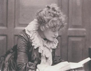 Porträtfoto von Ellen Terry (1847-1928) beim Lesen, von Frederick Hollyer (1837-1933)