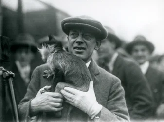 Ein Schwarzhauben-Mangabe, möglicherweise Freckles, mit seinem Betreuer, nimmt an einer Außenübertragung aus dem London Zoo teil, 1925