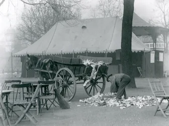 Aufräumen nach einem Feiertag im Londoner Zoo im Jahr 1924 (s/w Foto)