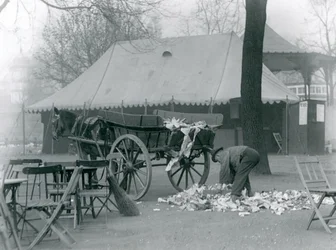 Aufräumen nach einem Feiertag im London Zoo, 1924
