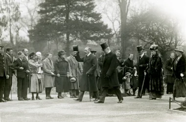 König Georg V., der seinen Hut vor der Menge hebt, während eines Besuchs im Londoner Zoo zur offiziellen Eröffnung des Aquariums, April 1924
