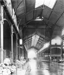 Ein überdachter Gang des Zentralmarktes Les Halles, Paris, ca. 1900