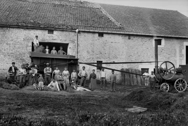 Landarbeiter und die Presse banden Heuballen auf einem Bauernhof in der Nähe von Bourmont in Haute-Marne, um 1890. Fotografie. Ducos-Sammlung.
