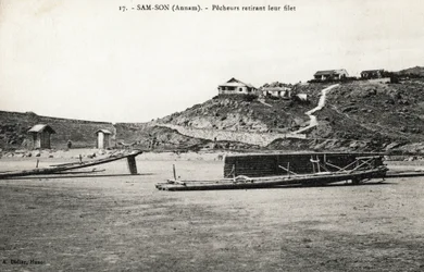 Fischer, die ihr Netz in der Nähe der Strände von Sam Son (Sam-Son), Annam, einholen. Postkarte aus Vietnam, Indochina. Fotografie um 1912-1914