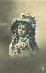 Kleines Mädchen mit großem Hut