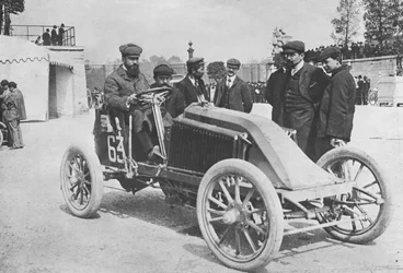 Marcel Renault beim Start des Rennens von Paris nach Madrid, 1903