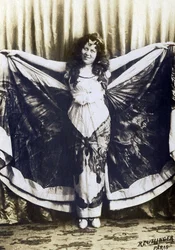 Porträt von Loie Fuller (1862-1928), amerikanische Komikerin, Sängerin, Tänzerin