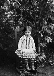 Porträt eines kleinen Mädchens aus Bourmont in Haute-Marne, sitzend im Garten der Abtei von Septfontaines. Fotografie Ende des 19. Jahrhunderts. Ducos-Sammlung.