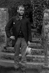 Porträt eines jungen Mannes aus Bourmont in Haute-Marne, der die Kokarde der Wehrpflichtigen im Knopfloch trägt und im Garten der Abtei Septfontaines posiert. Fotografie aus dem späten 19. Jahrhundert. Sammlung Ducos.