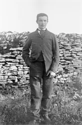 Porträt eines jungen Mannes, im Garten der Abtei von Septfontaines, nahe Bourmont in Haute Marne. Fotografie späte 19. Jahrhundert. Ducos Sammlung