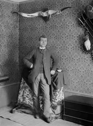 Porträt eines jungen Mannes, posierend in der Abtei von Septfontaines, in der Nähe von Bourmont in Haute-Marne. Fotografie Ende des 19. Jahrhunderts. Ducos-Sammlung.