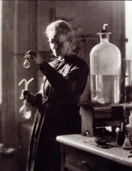 Porträt der Physikerin Marie Curie (1867-1934) in ihrem Labor im Jahr 1925