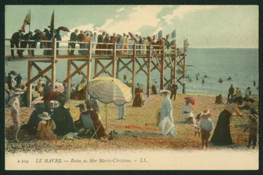 Postkarte, die die Bäder Marie-Christine in Le Havre, um 1900 darstellt (koloriertes Schwarzweißfoto)