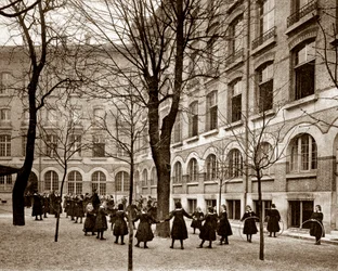 Freizeitplatz der Schule von Madame de Saisseval (Carcado - Saisseval) in Paris Ende des 19. Jahrhunderts, vor 1900
