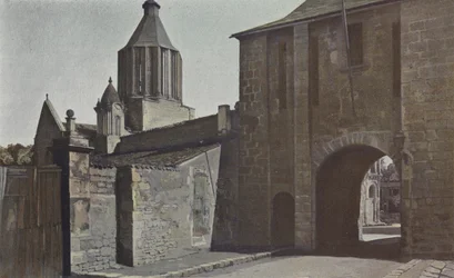 Surgeres, Stadttor und Kirchturm