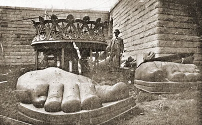 Der Bau der Freiheitsstatue, Detail der Füße, um 1876