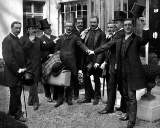 Das Treffen der Freunde des Fotografen, Theodore Ducos (1849-1913), vor der Abtei von Septfontaines, nahe Bourmont in Haute Marne. Fotografie späte 19. Jahrhundert. Ducos Sammlung