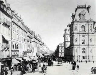 Die Rue de Rivoli und das neue Hôtel de Ville, ca. 1882