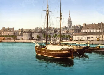 Blick auf die ummauerte Stadt St. Malo vom Hafen