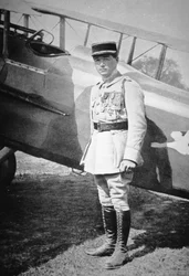 WWI französischer Fliegerass Sous-Lieutenant Rene Fonck, ausgezeichnet mit der Ehrenlegion nach sechs Siegen, 8. Mai 1918