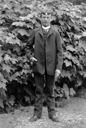 Junger Mann mit Zigarette, als Alleskönner beschäftigt, posierend im Garten der Abtei von Septfontaines, in der Nähe von Bourmont in Haute-Marne, um 1880. Fotografie. Ducos-Sammlung.