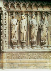 (LtoR) Die Verkündigung und die Heimsuchung, Figuren am rechten Türpfosten des zentralen Portals der Westfassade, der Jungfrau gewidmet