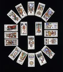 Ein französisches Steinzeugfliesenpaneel, dekoriert mit einem Deck von Marseiller Tarotkarten, 20. Jahrhundert